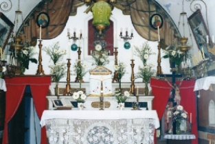 L'altare allestito al ritorno